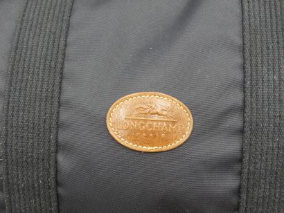 LONGCHAMP sac pochette ceinture LONGCHAMP. Réunion d'un sac de voyage nylon noir...