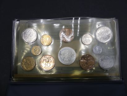 MONNAIE DE PARIS. Coffret "Fleurs de Coins" année 1983 MONNAIE DE PARIS. Coffret...