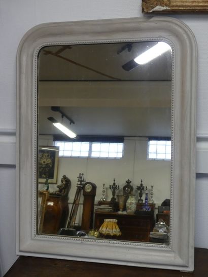 Miroir avec bois laqué blanc Miroir avec cadre en bois laqué blanc à décor de perles....