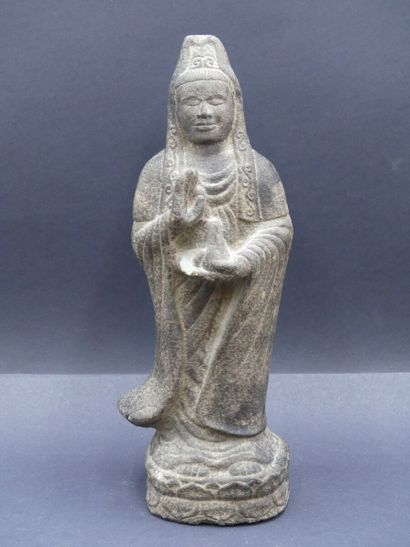  INDE. Statuette en granit sculpté. Hauteur : 38 cm