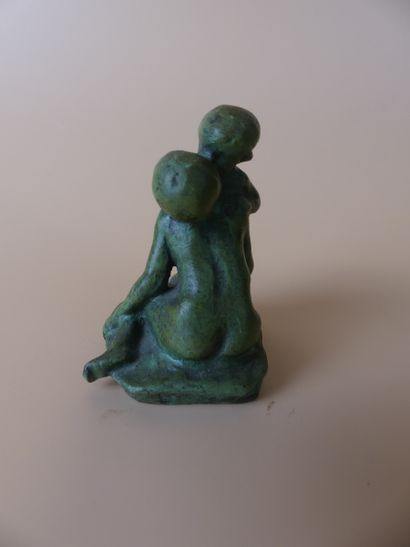 Bronze à patine verte représentant une femme agenouillée et son enfant ANTOINE BOFILL...