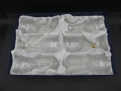 Cristal taillé 18 verres en coffret état neuf CRISTAL 24% plomb taillé main . 6 verres...