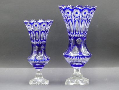 Réunion de deux vases en cristal de Bohème teinté bleu