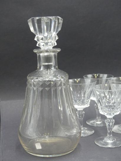 BACCARAT BACCARAT. Service comprenant 2 carafes et 12 verres en cristal taillé. Tamponnés...