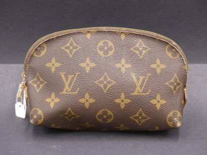 Louis VUITTON, Pochette en toile monogrammée Louis VUITTON, Pochette en toile monogrammée....