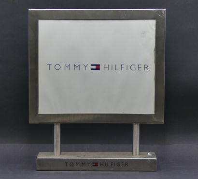 TOMMY HILFIGER TOMMY HILFIGER. Panneau publicitaire en métal. Dimensions: 48.5x36cm....