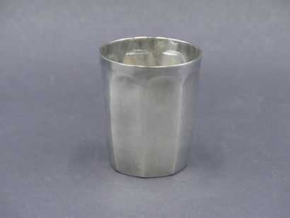 null emile PUIFORCAT. Timbale en argent. Hauteur : 8 cm. Poids : 97 grammes. Dans...