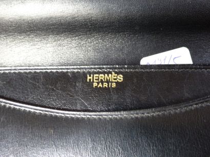 HERMES modèle Ring HERMES modèle Ring. Sac en cuir noir. Dimensions : 34 x 28 cm....