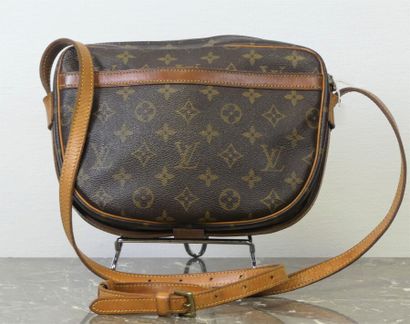 Louis Vuitton modèle Jeune Fille Louis VUITTON 

Sac bandoulière type besace modèle...