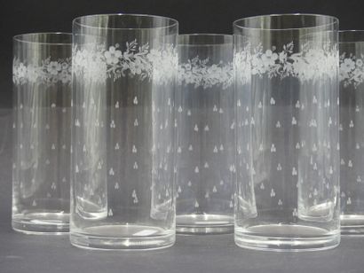 7 verres en cristaL; 7 verres en cristal à décor gravé de deux frises. Hauteur :...