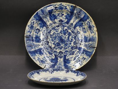 Delft. DELFT. Réunion d'un plat en faïence (diamètre 29 cm) et d'une assiette (diamètre...