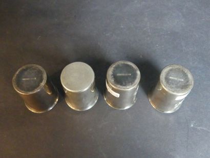 HERMES HERMES. 4 gobelets à liqueur en argent. Hauteur : 5 cm