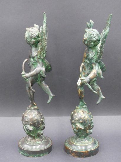 null Paire d'angelots en bronze patiné . XX ième siècle. hauteur 50 cm.