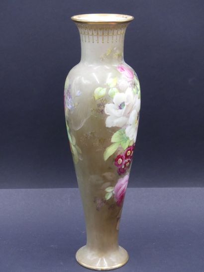 Royal Doulton. ROYAL DOULTON. Vase en porcelaine à décor polychrome de fleurs. Signé...