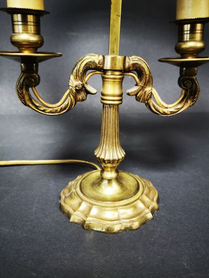 LAMPE BOUILLOTE Lampe bouillotte en bronze ciselé doré à deux bras de lumière, abat-jour...