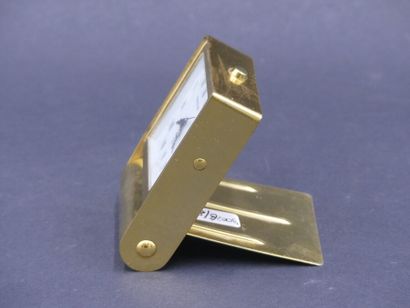 JAEGER-LECOULTRE. JAEGER-LECOULTRE. Pendule de table en métal doré. Dimensions :...