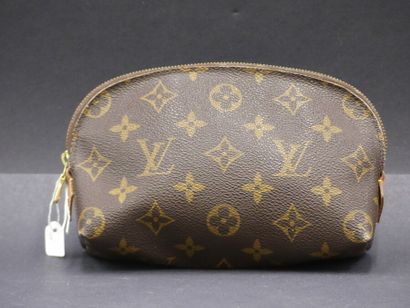 Louis VUITTON, Pochette en toile monogrammée Louis VUITTON, Pochette en toile monogrammée....