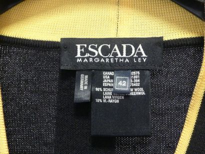 ESCADA ESCADA. Long gilet en laine. Taille 42. Usures d'usage, quelques petits trous,...