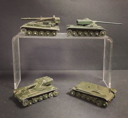 DINKY TOYS DINKY TOYS. Trois chars AMX et un canon de 155 automoteurs. Pièces manquantes,...