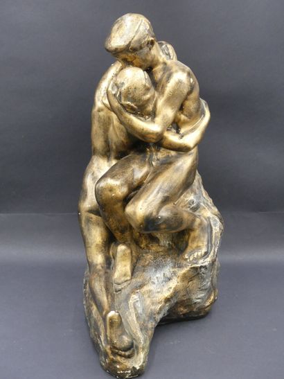 null D'après Le Baiser de Rodin, sculpture en platre. Hauteur: 53cm. Quelques éc...