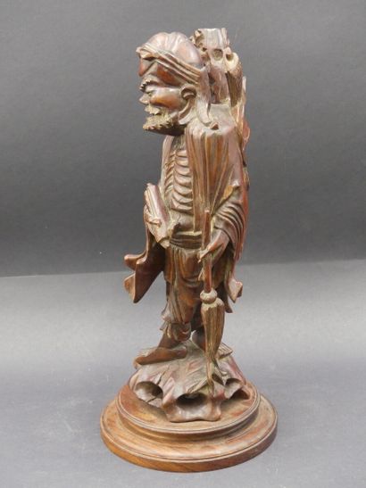 CHINE - SAGE debout CHINE - SAGE debout en bois sculpté et patiné. Hauteur : 35.5...