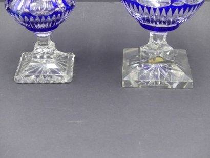 Réunion de deux vases en cristal de Bohème teinté bleu Réunion de deux vases en cristal...