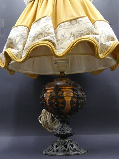 Lampe en métal. Lampe en métral ajouré, cuivre et verre. Hauteur : 37 cm