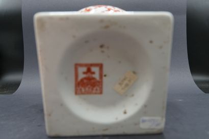 CHINE. Pot couvert en porcelaine blanche CHINE. Pot couvert en porcelaine blanche...