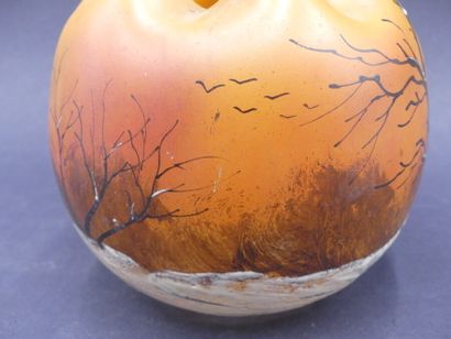 LEGRAS LEGRAS. Vase boule à décor émaillé d'un paysage hivernal, signé. Hauteur:...