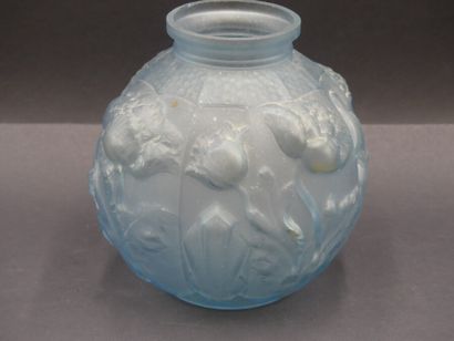 Pierre de CAGNY Pierre de CAGNY Vase boule en verre moulé bleu. 

Vers 1930.

Signé....
