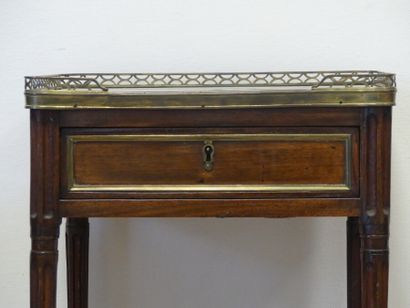 Table Louis XVI Table d'appoint en acajou et placage d'acajou ouvrant par un tiroir...