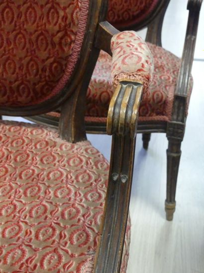 Suite de 4 fauteuils Louis XVI. Suite de 4 fauteuils en bois sculpté à dossier médaillon....