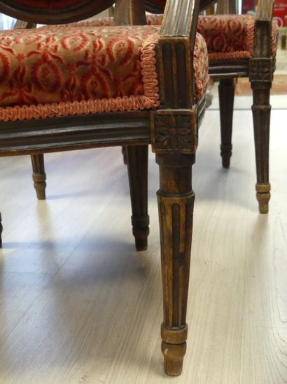 Suite de 4 fauteuils Louis XVI. Suite de 4 fauteuils en bois sculpté à dossier médaillon....
