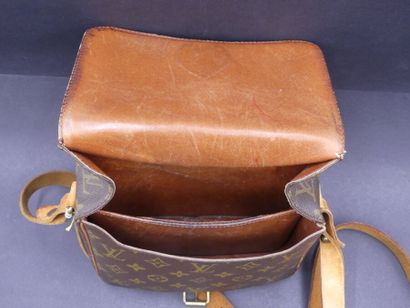 LOUIS VUITTON LOUIS VUITTON. Sac à main cartouchière avec bandoulière en cuir et...