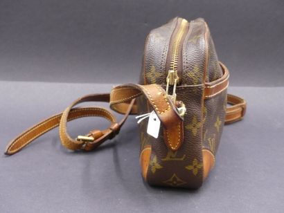 null Louis VUITTON Petit sac à bandoulière en cuir monogrammé. Poche sur le devant,...