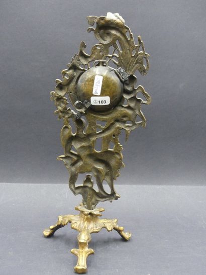 Porte montre Porte montre en bronze ciselé doré à décor ajouré d'homme enfant et...