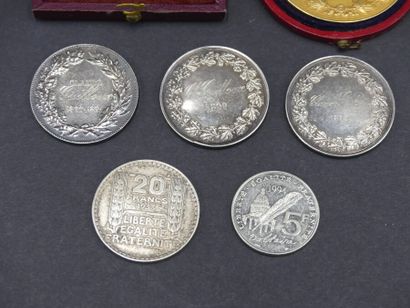 null Réunion de médailles : allégorie du dessin (3) en argent et en bronze (1) -...