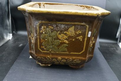 Cache-pot quandrangulaire Cache-pot quandrangulaire en céramique émaillé brun à décor...