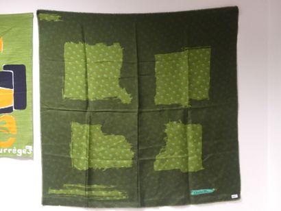 DIOR. Foulard en soie vert DIOR. Foulard en soie vert. Dimensions : 85 x 85 cm. On...