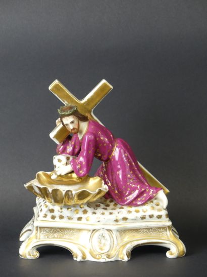 Bénitier et Christ portant la croix en porcelaine polychrome Bénitier et Christ portant...