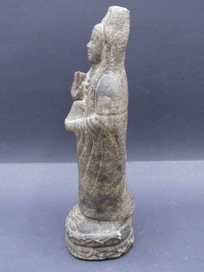  INDE. Statuette en granit sculpté. Hauteur : 38 cm