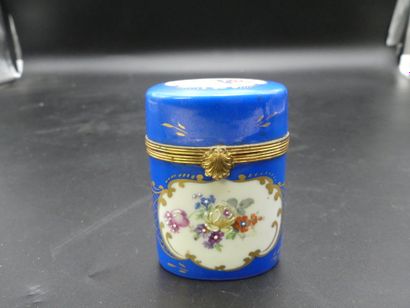 SÈVRES LIMOGES dans le goût de Sèvres. Boite en porcelaine bleue à décor de fleurs...