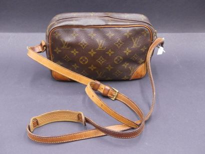 null Louis VUITTON Petit sac à bandoulière en cuir monogrammé. Poche sur le devant,...