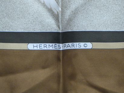 HERMES HERMES. Carré en soie modèle Oiseaux Migrateurs. Dimensions: 90x90cmQuelques...