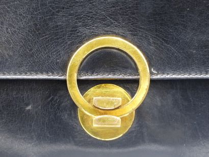HERMES modèle Ring HERMES modèle Ring. Sac en cuir noir. Dimensions : 34 x 28 cm....