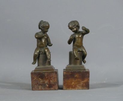 Paire d'angelots en bronze patine 
