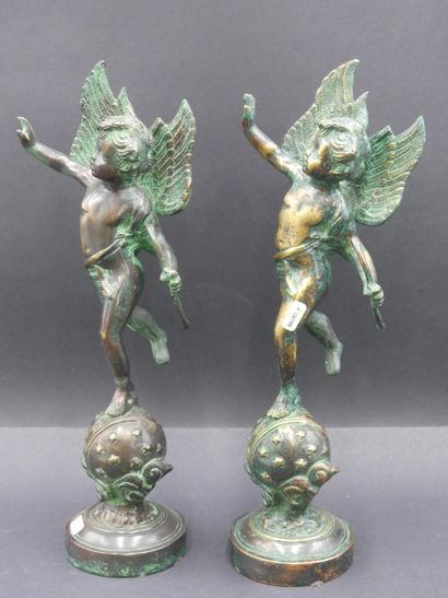  Paire d'angelots en bronze patiné . XX ième siècle. hauteur 50 cm.