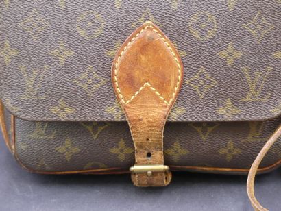 LOUIS VUITTON LOUIS VUITTON. Sac à main cartouchière avec bandoulière en cuir et...