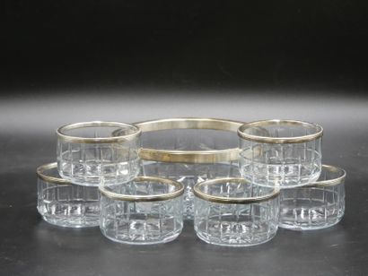 Coupes Suite de 6 coupes en cristal à motifs géométrique avec un saladier. Monture...