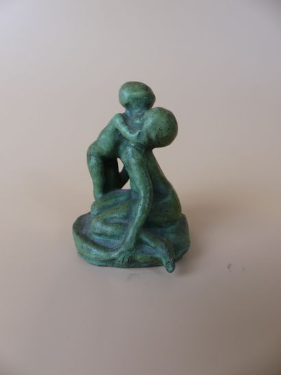 Bronze à patine verte représentant une femme agenouillée et son enfant ANTOINE BOFILL...